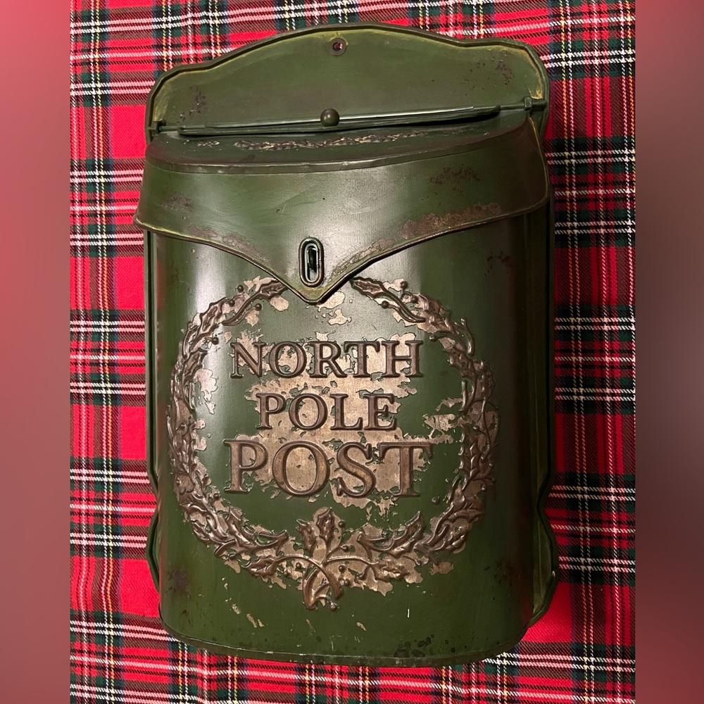 NWT NORTH POLE POST METAL WALL DECOR.